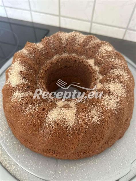 Čerstvá kakaová bábovka pripravená na podávanie