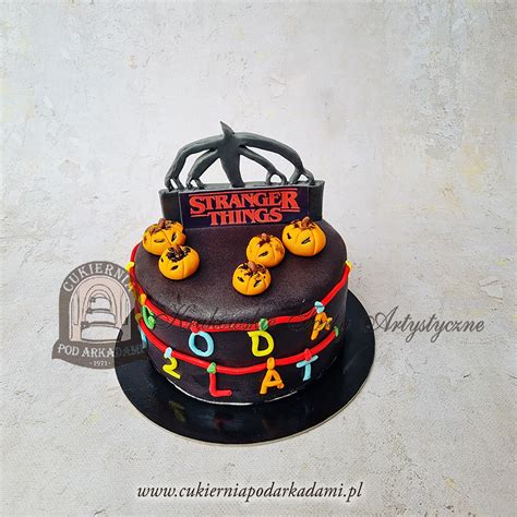 Koláž hororových tort s rôznymi motívmi (Stranger Things, zombie, duchovia, Halloween)