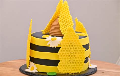 Torta v tvare úľa zdobená marcipánovými včielkami