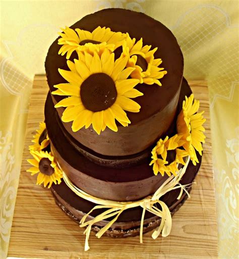 Torta zdobená fondánovými slnečnicami