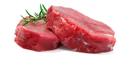 Surové teľacie mäso nakrájané na kocky s koreňovou zeleninou a koreninami