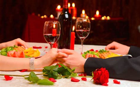 Príprava romantickej večere pri sviečkach