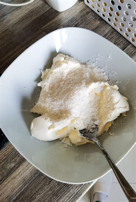 Mascarpone v miske s lyžičkou