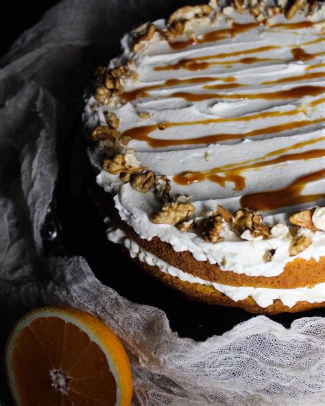 Hotová mrkvová torta so slaným karamelom