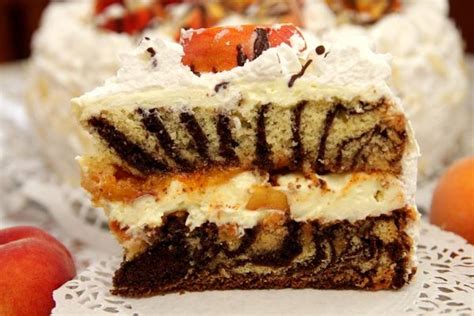 Mramorová torta s broskyňami na tanieri