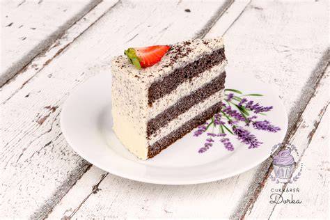 Maková torta s višňami a šľahačkou