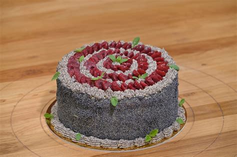 Maková torta plnená višňami a mascarpone