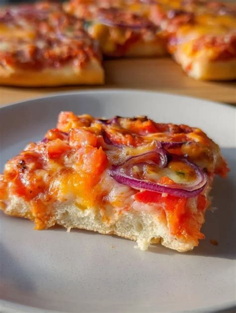 Pripravená pizza na šamotovej platni
