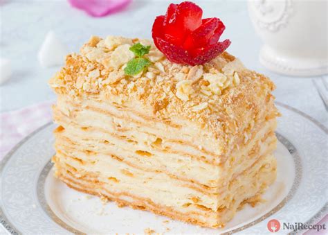 Torta z lístkového cesta s čerstvým ovocím a šľahačkou