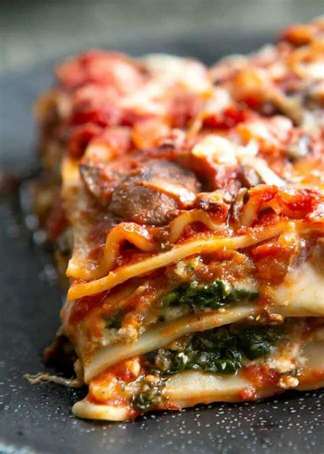 Hotové vegánske lasagne so špenátom a hubami