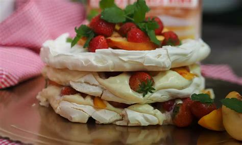Torta Pavlova s vanilkovým krémom a čerstvým ovocím