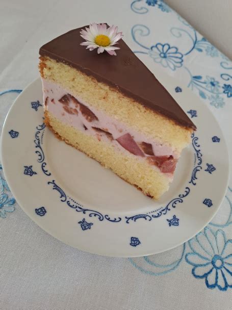 Hotová slivková torta s polevou