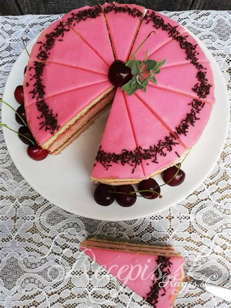 Punčová torta na slávnostnom stole