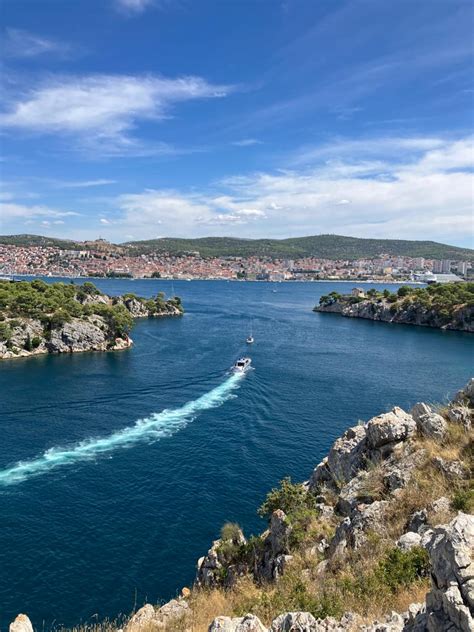 Panoramatický pohľad na pobrežie Rabacu s krištáľovo čistým morom