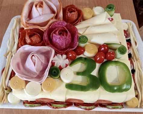 Slaná torta s rôznymi druhmi údenín a syrov