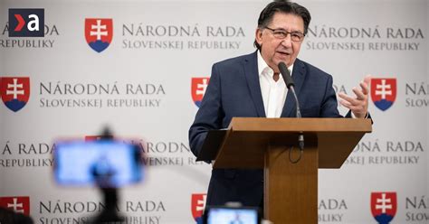 Čerstvo pripravená, vychladená griláž pred drvením