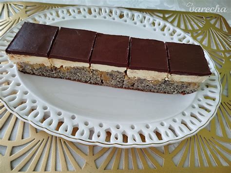 Rez grilážovou tortou s lieskovcami a pudingovým krémom