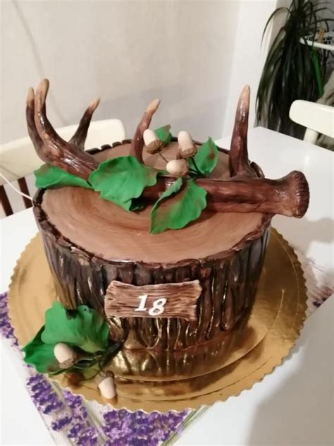 Poľovnícka torta s jedlými zvieratami a lesnými motívmi