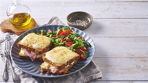 Croque Monsieur sendvič na tanieri