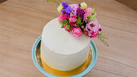 Torta Dáma s klobúkom s kvetinovou výzdobou