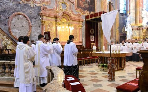 Pohľad na Poslednú večeru, kde Ježiš ustanovuje Eucharistiu