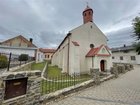 Obraz rímskokatolíckeho kňaza podávajúceho hostiu