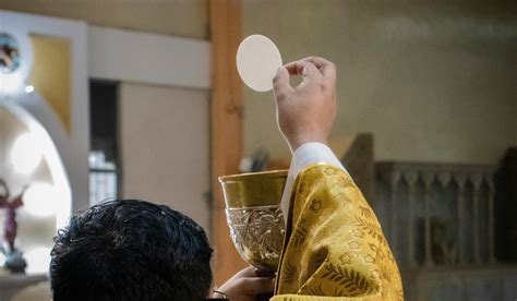 Zobrazenie nekvaseného chleba a vína používaných pri Eucharistii