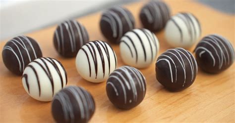 Oreo pralinky poliate bielou a tmavou čokoládou