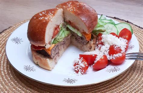 Domáci hovädzí hamburger s prílohou