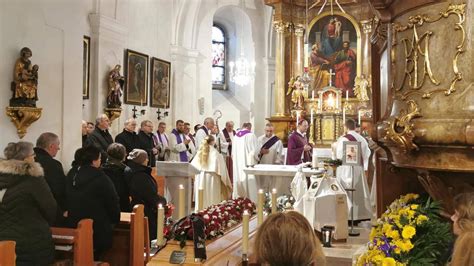 Prijímanie Eucharistie veriacimi počas svätej omše