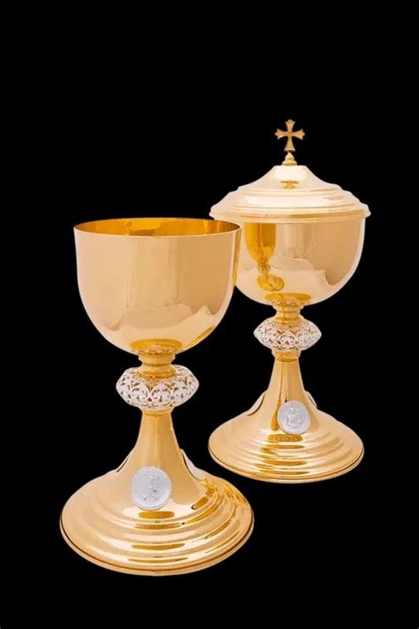 Cibórium a monštrancia s Eucharistiou