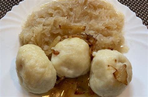 Zemiakové guľky podávané s kapustou a slaninou