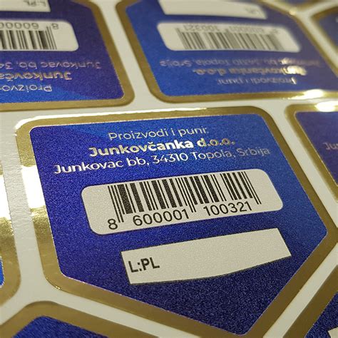 Etiketa jogurtu s označením „light“ a nutričnými hodnotami