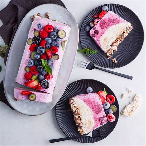 Zmrzlinová torta s rôznymi druhmi ovocia