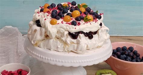 Pavlovovej torta s čerstvým ovocím a šľahačkou