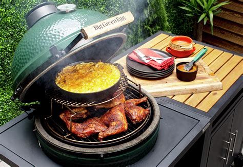 Gril Big Green Egg s bravčovými líčkami