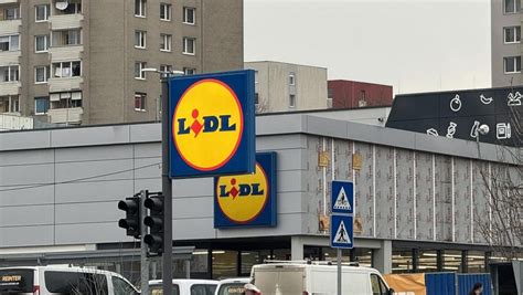 Pohľad na regál so smotanovými nátierkami v Lidli