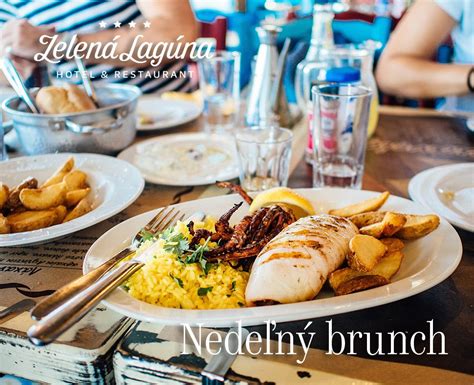 bohatý nedeľný brunch s rôznymi druhmi jedál