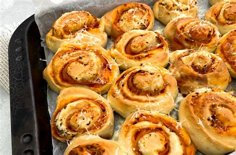 Pizza slimáky z kysnutého cesta