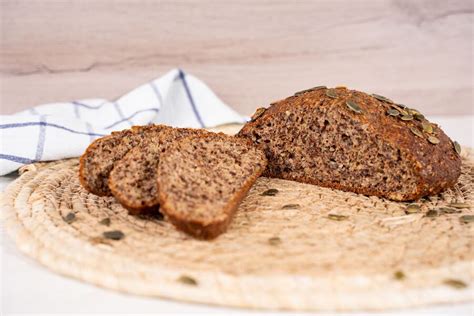 Keto chlieb posypaný rôznymi semienkami