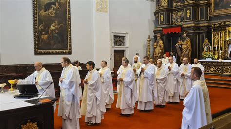 Kňaz umývajúci si ruky počas svätej omše