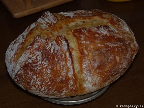 Čerstvo upečený domáci chlieb v peci