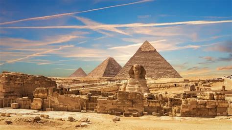 Nekropola v Gíze s pyramídami a Sfingou