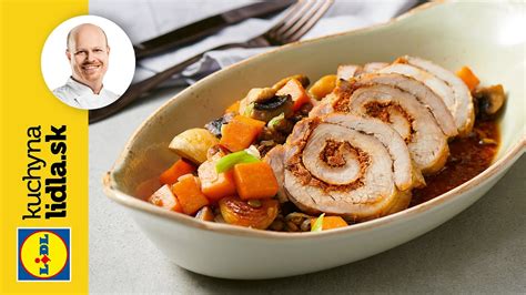 Fotografia plneného bravčového kolena s klobásou, pripraveného na krájanie