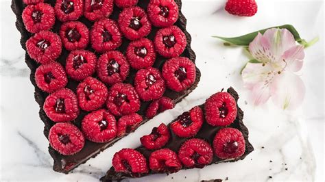 Kúsok čokoládovej torty s malinami