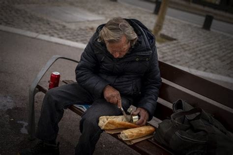 Ľudia bez domova prijímajúci štedrovečerné jedlo