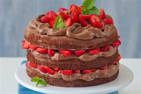 Čokoládová torta s marhuľovým džemom a jahodami