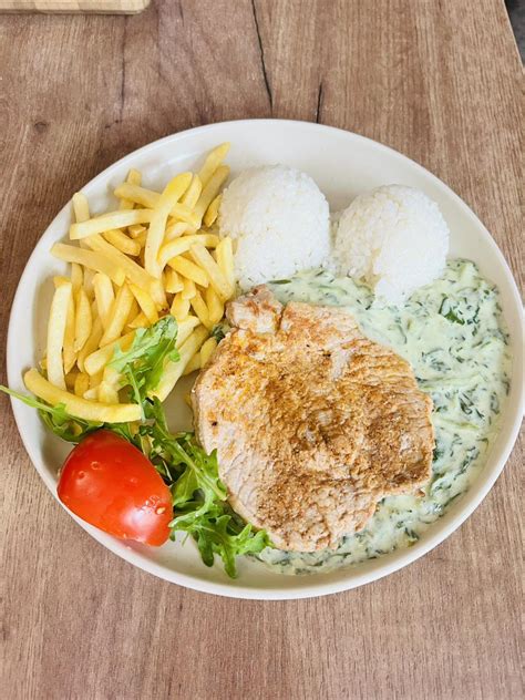 Kurací steak na smotanovom baby špenáte