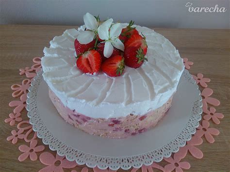 Jahodová torta so šľahačkou a čerstvými jahodami