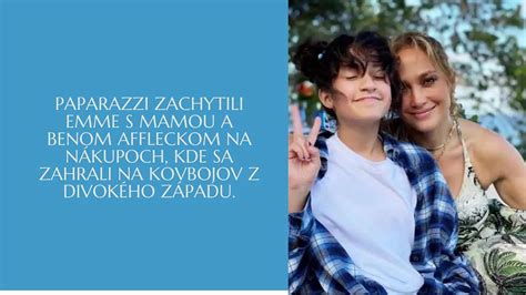 Dieťa s mamou pripravujúce nepečenú tortu